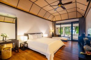 Lily Beach Resort and Spa / 莉莉岛